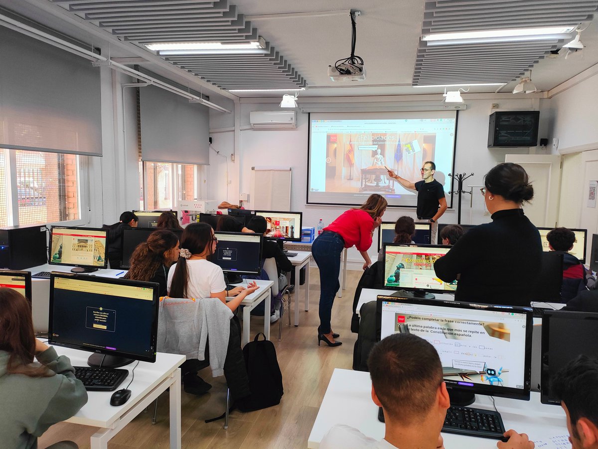 👩‍🏫Como docente, permitidme que destaque hoy un derecho fundamental redactado en el art. 27 de la #Constitución: el derecho a la educación🏫
En el <a href="/ctifmadrideste/">CTIF Este</a> hemos dedicado esta semana a enseñar ese "libro mágico" a alumn@s de Primaria y Secundaria👩‍💻 
¡Feliz día!
#IF_CMadrid