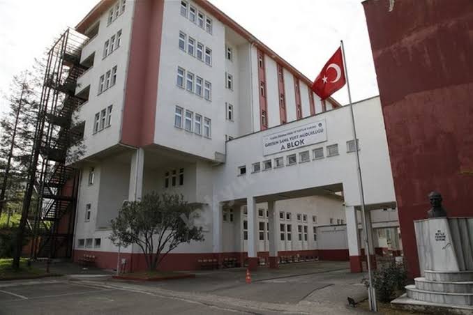 Barınamıyoruz Hareketi (@barinamayanlar) on Twitter photo Elektrikli cezve yüzünden yurttan atılma!
Giresun Sahil KYK Yurdu'nda arkadaşımızın elektrikli cezvesine el konulduktan sonra memurlarla görüşmesinde tepki gösterdiği için yurttan atıldı.
Öğrencileri böyle geçimsizlikte sokağa atamazsınız. Bu yanlıştan dönün! <a href="/GSB_KYGM/">Kredi ve Yurtlar Genel Müdürlüğü</a> Elektrikli cezve yüzünden yurttan atılma!
Giresun Sahil KYK Yurdu'nda arkadaşımızın elektrikli cezvesine el konulduktan sonra memurlarla görüşmesinde tepki gösterdiği için yurttan atıldı.
Öğrencileri böyle geçimsizlikte sokağa atamazsınız. Bu yanlıştan dönün! <a href="/GSB_KYGM/">Kredi ve Yurtlar Genel Müdürlüğü</a>