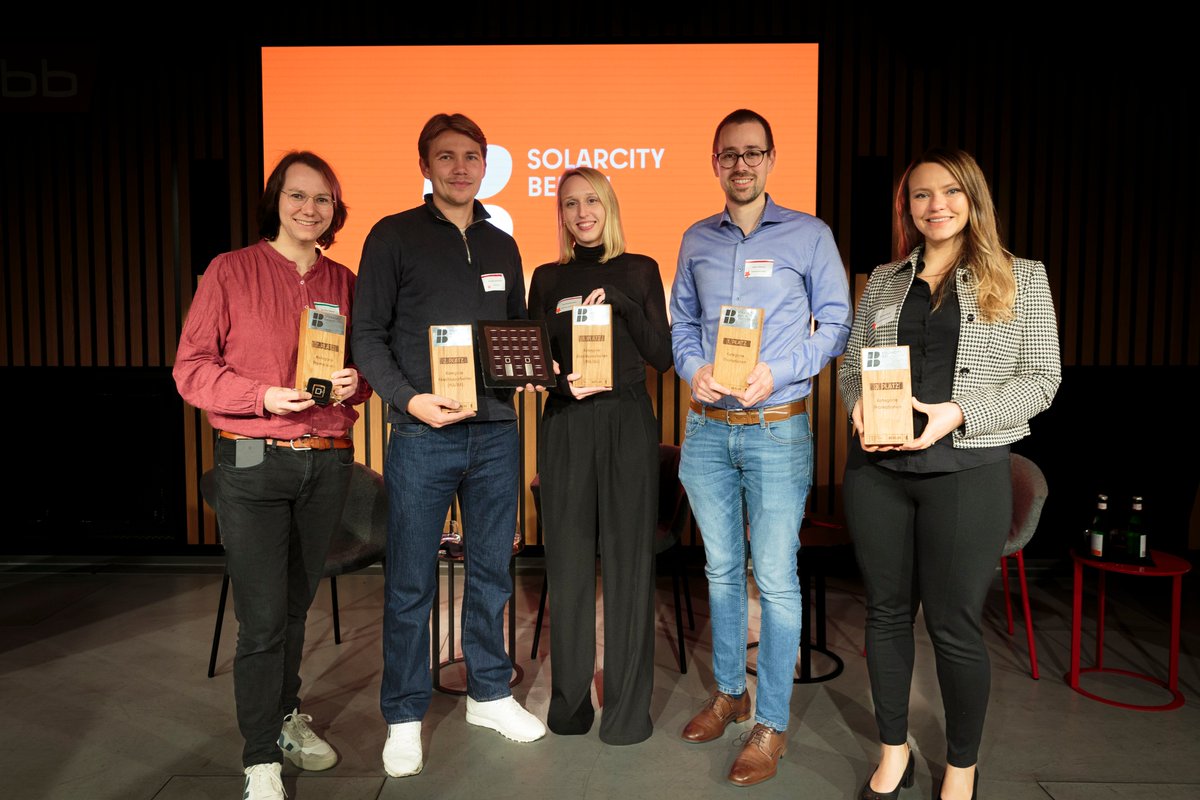 Steve Albrecht's Lab (@albrechtlab) on Twitter photo Congratulations🥳
Five prizes in the Masterplan <a href="/SolarcityBerlin/">SolarcityBerlin</a> 2024 competition for <a href="/HZBde/">Helmholtz-Zentrum Berlin</a> colleagues for their outstanding theses
Dissertation
🥇 <a href="/PeterTillmann20/">Peter Tillmann</a>
🥈 D.Menzel (our group)
🥉 <a href="/MarleneHerlene/">TCO4Pero Marlene Härtel</a>
Master thesis
🥇 L.Zimmermann (our group)
🥈 N.Otto
Photo: Nils Lucas Congratulations🥳
Five prizes in the Masterplan <a href="/SolarcityBerlin/">SolarcityBerlin</a> 2024 competition for <a href="/HZBde/">Helmholtz-Zentrum Berlin</a> colleagues for their outstanding theses
Dissertation
🥇 <a href="/PeterTillmann20/">Peter Tillmann</a>
🥈 D.Menzel (our group)
🥉 <a href="/MarleneHerlene/">TCO4Pero Marlene Härtel</a>
Master thesis
🥇 L.Zimmermann (our group)
🥈 N.Otto
Photo: Nils Lucas