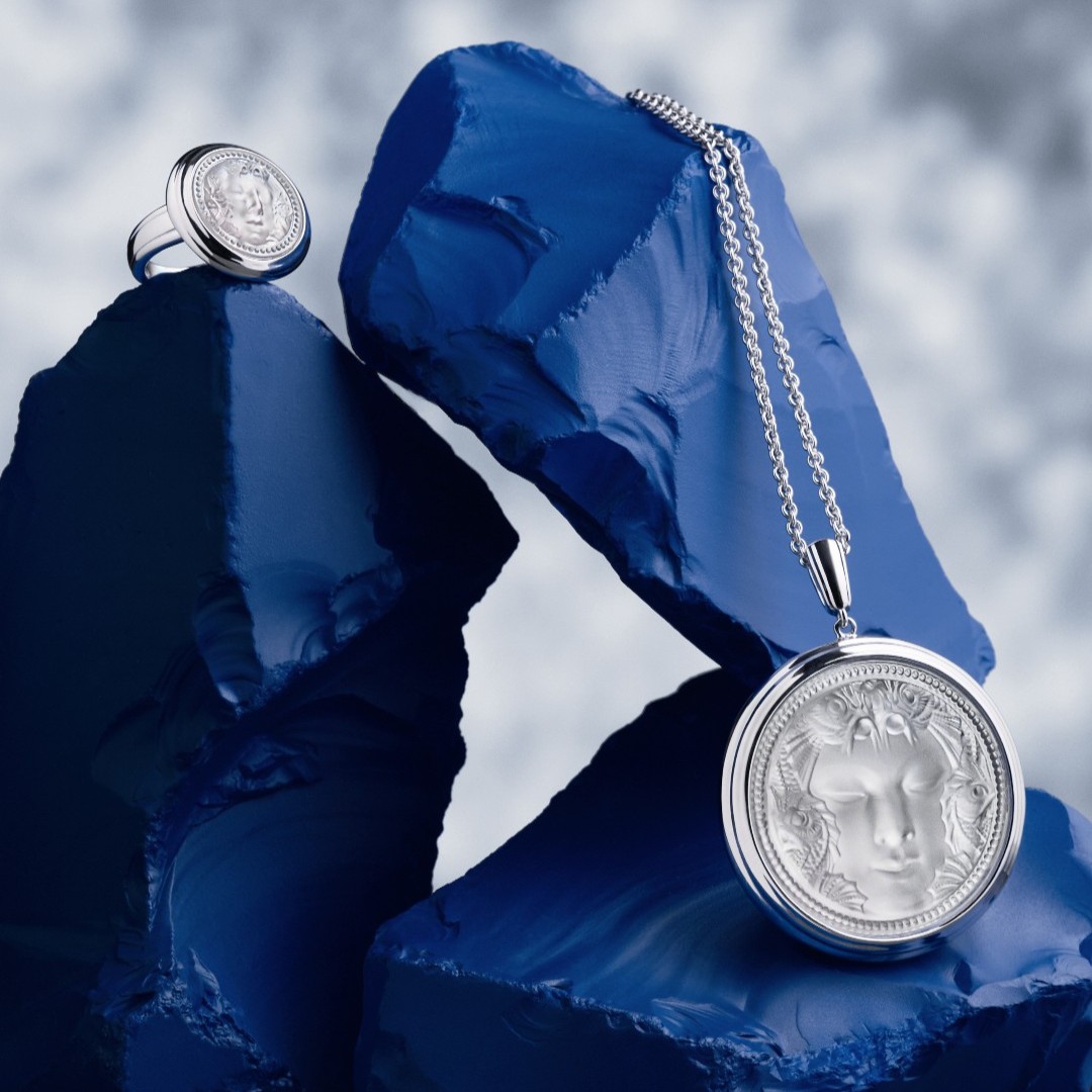 Somewhere between vintage and avant-garde, the new Aréthuse jewellery collection makes a stunning statement for the holiday season.

#LaliqueHolidays