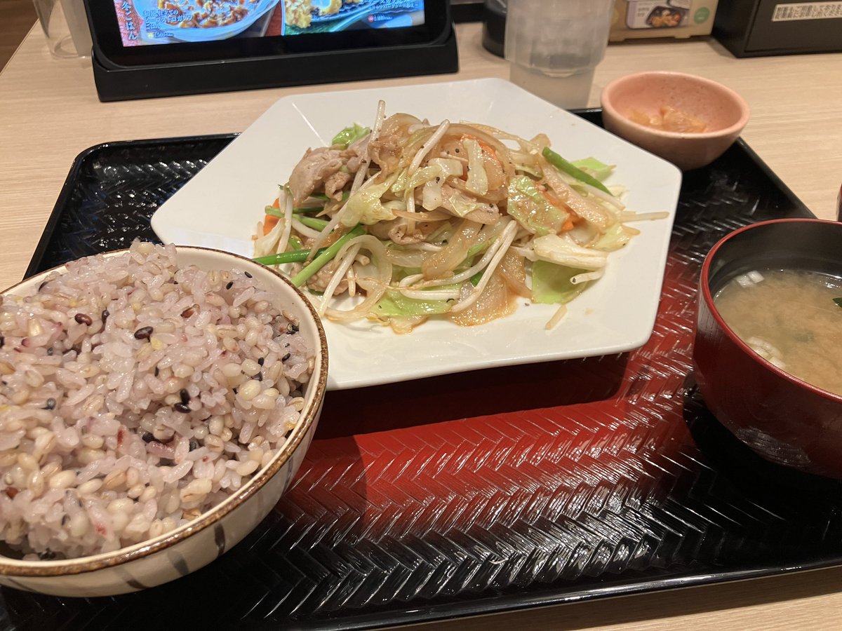 22haruka_'s tweet image. 当日エントリーなので会場の位置だけ下見を…🏟️ラーメンは我慢して駅近で野菜炒め定食を食べてからホテルにつきました🚃

目指す目標がはっきりしているので緊張感ありますがんばります！
#Challenge4