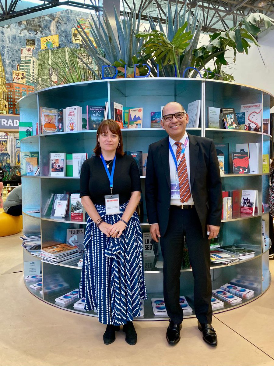 culturagob's tweet photo. 🤩 Los libros de la exposición bibliográfica del Pabellón de @espanafil se donarán al Servicio de Bibliotecas de la @udg_oficial

📚 650 libros y revistas de los autores del programa de España en la @FILGuadalajara formarán parte del fondo bibliotecario de esta institución https://t.co/nR0JMwrvuz