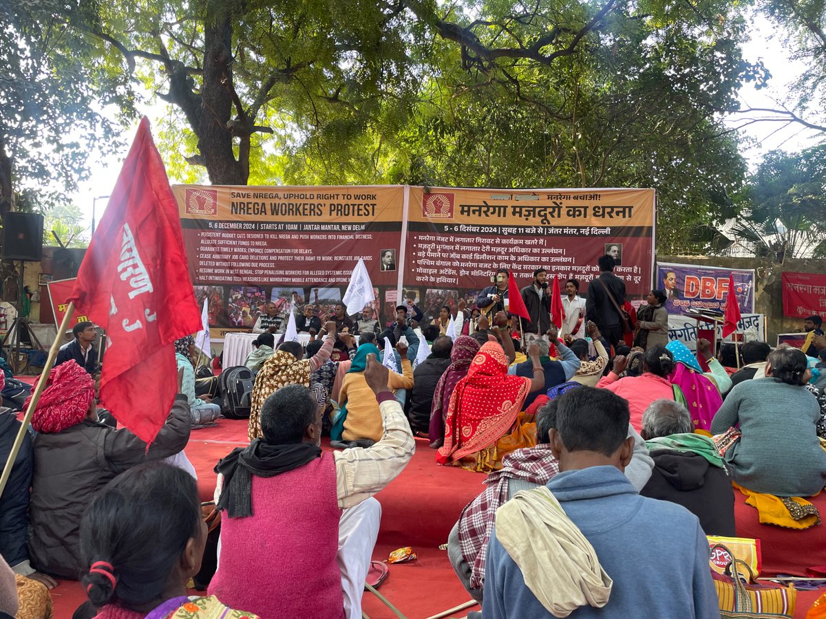 anumayhem's tweet photo. “You(state) occupy public property in Delhi and you (security forces) ask us, “where are you going?” There was a time when thousands would eat and stay here to protest. Now you interrogate, restrict us to even walk into this street (jantar mantar)” @NREGA_Sangharsh https://t.co/lXPNBZtoDo