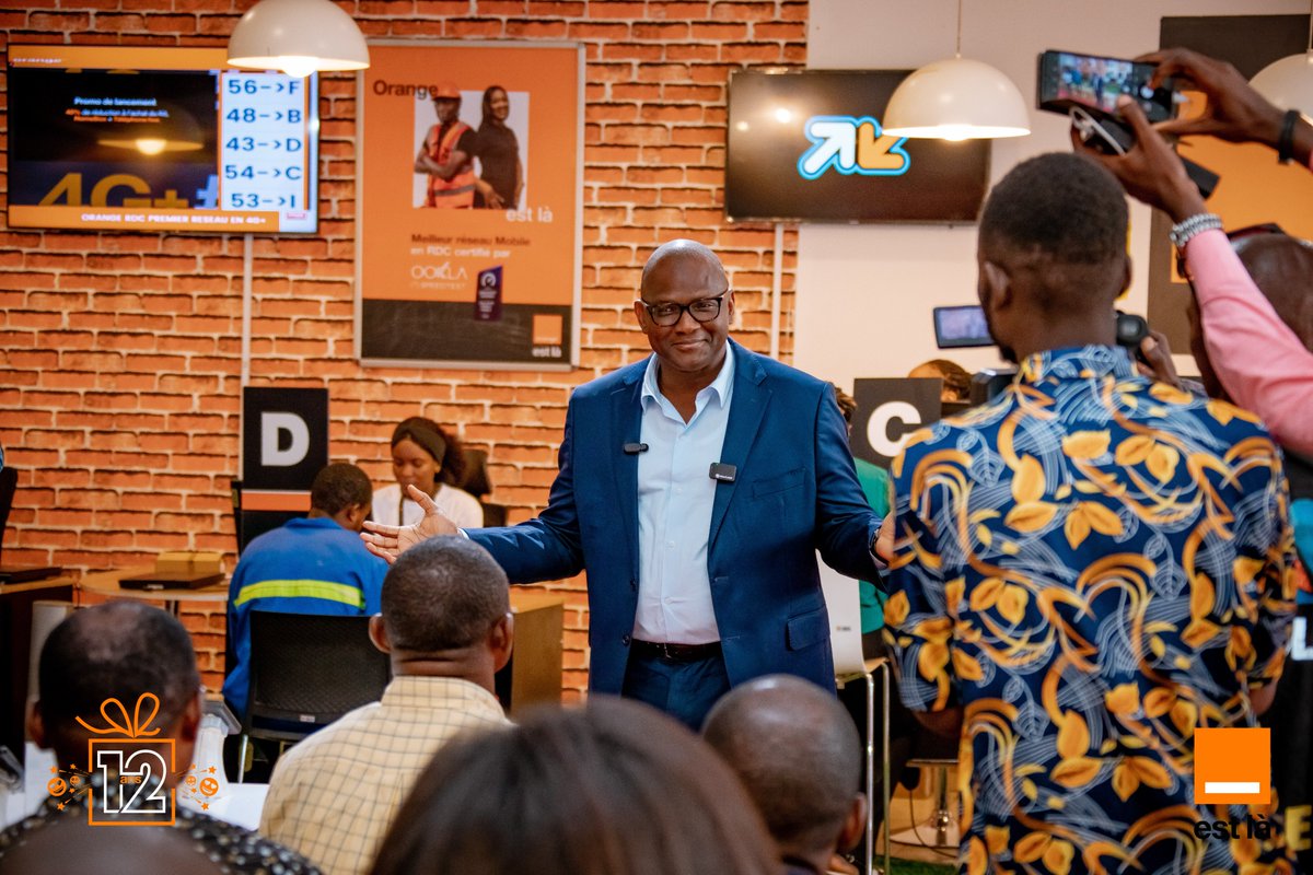 Orange__RDC's tweet photo. Célébrer nos 12 ans en RDC, c'est avant tout célébrer notre relation avec vous, nos clients. A l'occasion de cette journée spéciale notre boutique du siège a été transformé en un univers unique pour marquer cette étape importante avec nos précieux clients.

Le Directeur Général, Mr @BenHAIDARA1, accompagné de l'ensemble du Comité de Direction était présent dés l'ouverture de la boutique pour accueillir chaleureusement nos clients, écouter leurs besoins et répondre à leurs préoccupations.

Parce que nos clients sont au cœur de notre réussite, cette journée spéciale a été marquée par un buffet convivial et la remise de cadeaux en signe de reconnaissance. 🎁 Les célébrations vont se poursuivre pour une semaine encore pour l'ensemble de nos clients avec une offre dédiée.

Merci pour votre fidélité, qui nous inspire et nous motive depuis 12 ans !

#OrangeRDC #12Ans #OrangeEstLà #ExpérienceClient