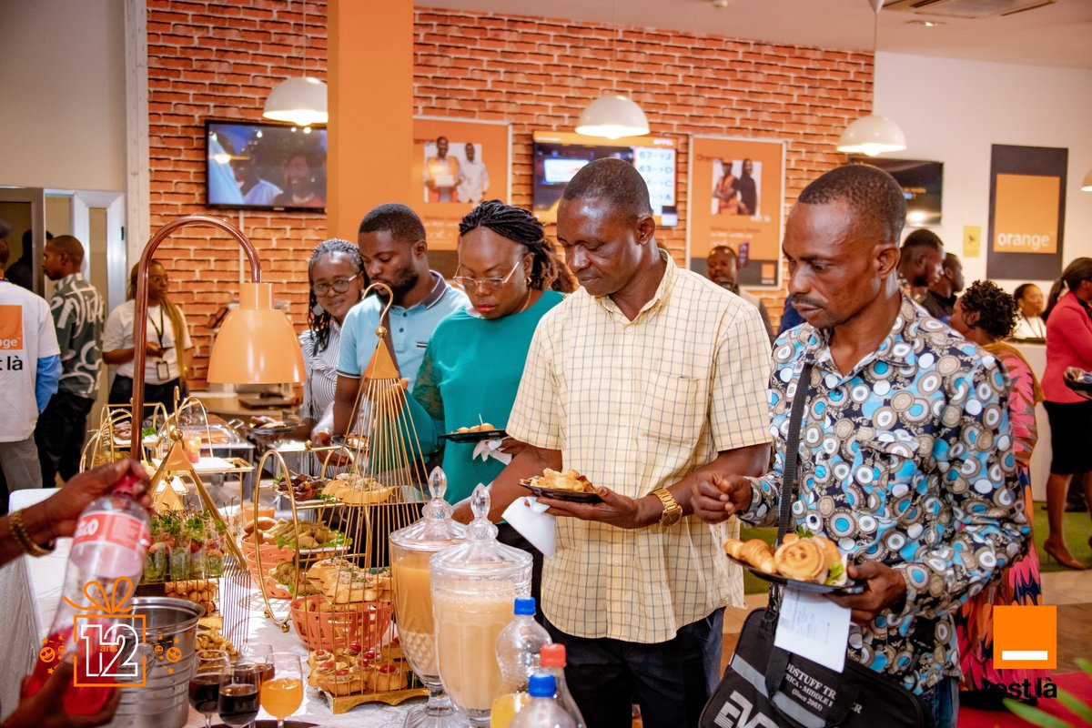 Orange__RDC's tweet photo. Célébrer nos 12 ans en RDC, c'est avant tout célébrer notre relation avec vous, nos clients. A l'occasion de cette journée spéciale notre boutique du siège a été transformé en un univers unique pour marquer cette étape importante avec nos précieux clients.

Le Directeur Général, Mr @BenHAIDARA1, accompagné de l'ensemble du Comité de Direction était présent dés l'ouverture de la boutique pour accueillir chaleureusement nos clients, écouter leurs besoins et répondre à leurs préoccupations.

Parce que nos clients sont au cœur de notre réussite, cette journée spéciale a été marquée par un buffet convivial et la remise de cadeaux en signe de reconnaissance. 🎁 Les célébrations vont se poursuivre pour une semaine encore pour l'ensemble de nos clients avec une offre dédiée.

Merci pour votre fidélité, qui nous inspire et nous motive depuis 12 ans !

#OrangeRDC #12Ans #OrangeEstLà #ExpérienceClient