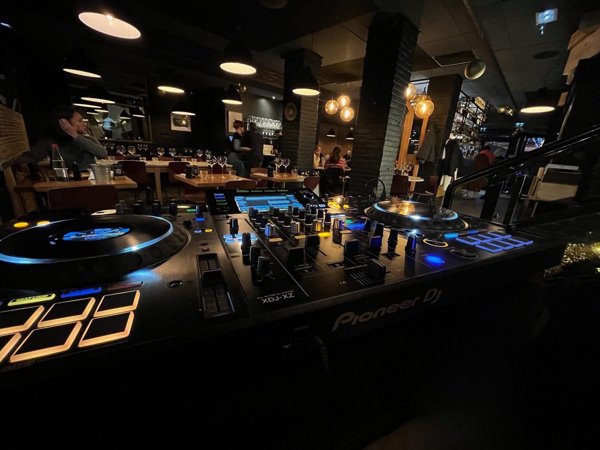 EDujourdhui's tweet photo. Venez vivre une soirée Saint Sylvestre unique à l'Expérience avec un DJ présent toute la soirée pour passer un moment convivial ! 🎶

Retrouvez notre menu Saint Sylvestre sur notre site internet : https://t.co/OK9UtZhCFA 

☎️ 03 26 85 89 07
📍 83 Place Drouet d’Erlon
🌐 https://t.co/0ySvr8WsMQ