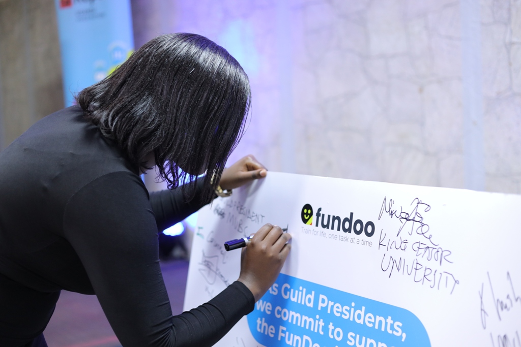 UReportUganda's tweet photo. 📣Skills for young people
Uganda Christian University is switched on! Guild President H.E Agira Birungi signed a #FUNDOO commitment card to promote free digital skilling. #LifeDigitalCoachUG #Skills
📲Text FunDoo to 8500 or WhatsApp 0709168500 to start free learning. https://t.co/cuq8MrZ7cO