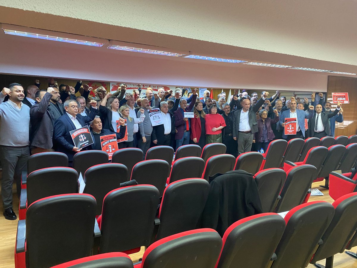 BirlesikMetal's tweet photo. Ankara'da Genel-İş Başkanlar Kurulu öncesinde yapılan basın toplantısından...

"Sendikacılık suç değildir! Tutuklanan sendikacılar serbest bırakılsın!"

#HukuksuzluğaBoyunEğmeyiz https://t.co/HoETA1aO7p