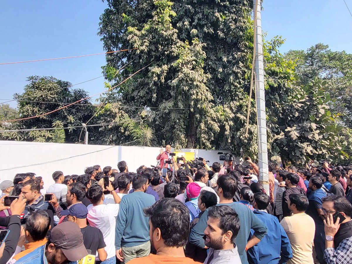 TiwariSurabhiii's tweet image. छात्र A ग्रेड के अफसर बनेंगे और ये जब अपनी हक की मांग के लिए शांतिपूर्ण धरना देने गए तो इनकी बातें सुनने के जगह इनके ऊपर लाठी चार्ज किया गया और छात्र नेता को हिरासत में लिया गया।तानाशाही नहीं चलेगी। #bpsc70th #bpsc_jawab_do #bpsc_No_Normalisation #6DecemberBlackDay #bpsc #Bihar