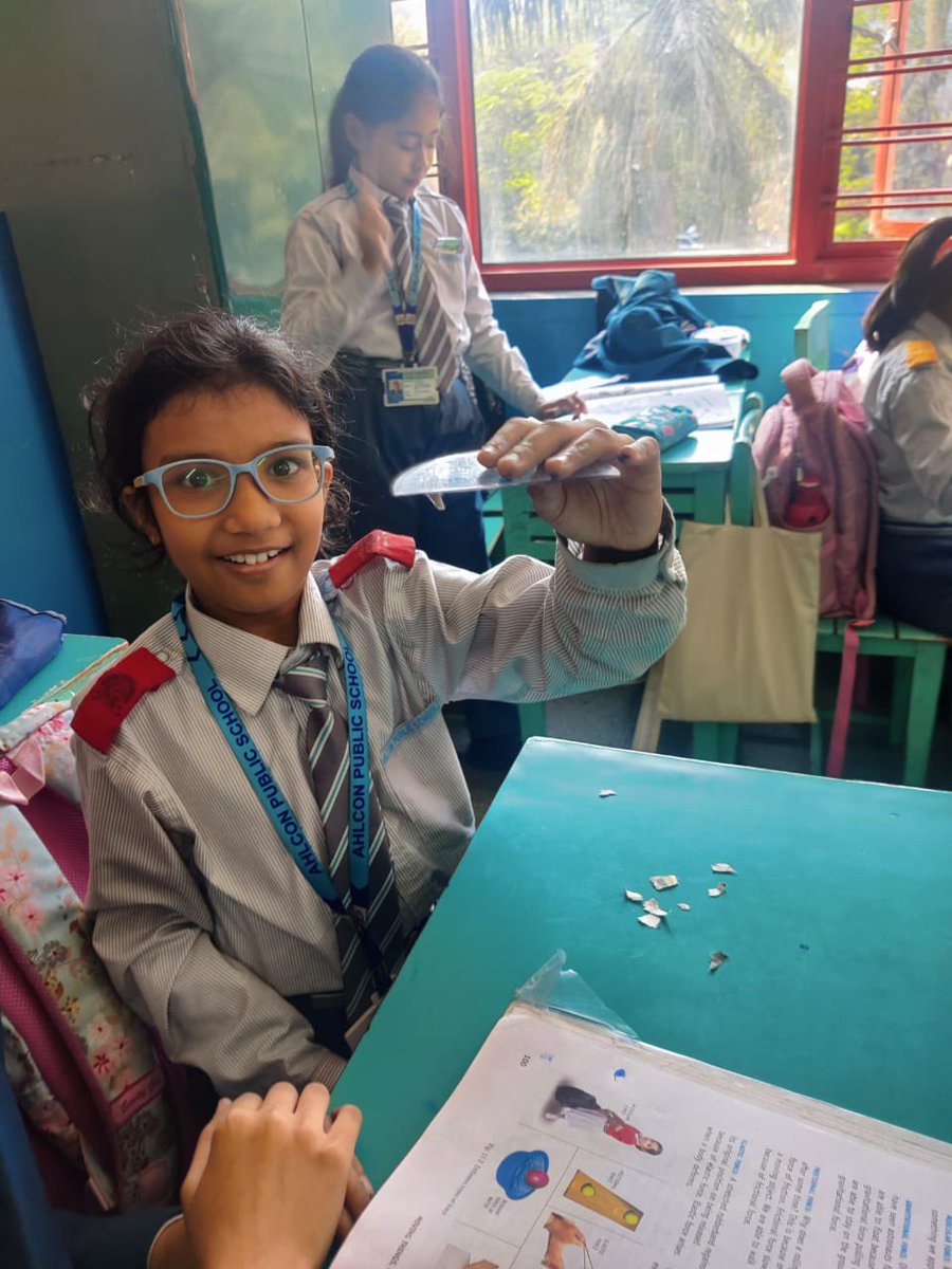 PublicAhlcon's tweet image. Class 5D experimenting Electrostatic Force #LearningByDoing #ExperientialLearning
#PreparatoryStage
@ashokkp @Ahlconpublic1 @seemasoniaps @MamthaSays @monikakarnatac @GanguliKuhu