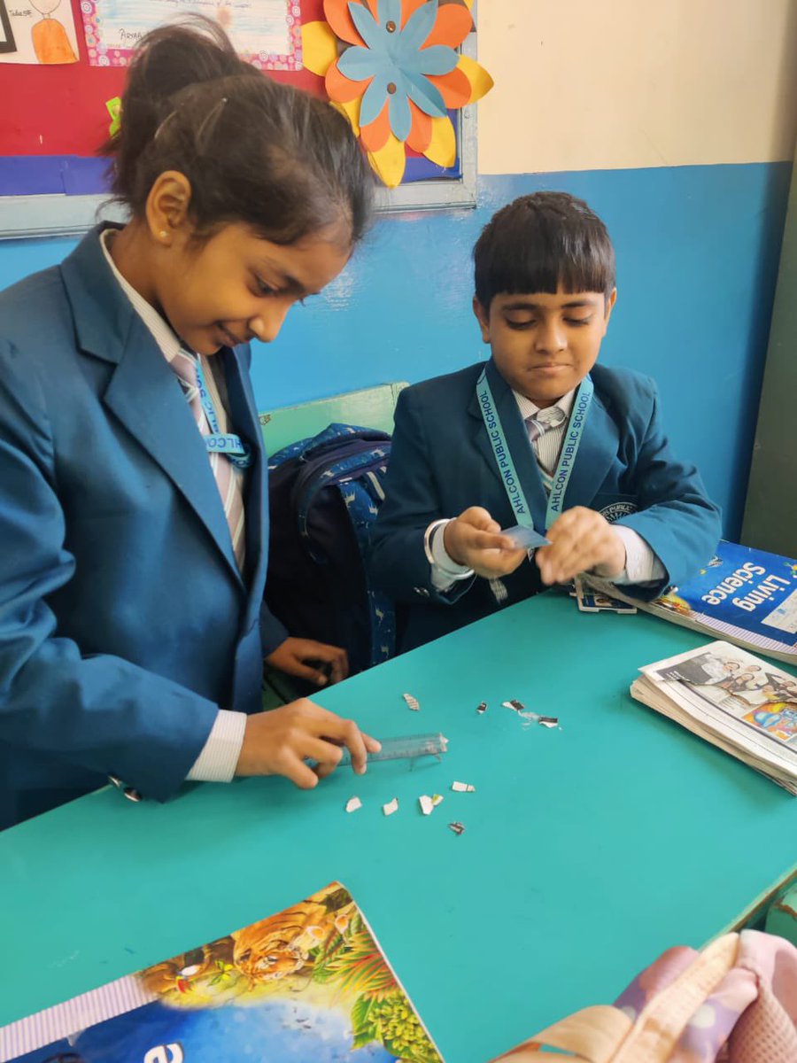 PublicAhlcon's tweet image. Class 5D experimenting Electrostatic Force #LearningByDoing #ExperientialLearning
#PreparatoryStage
@ashokkp @Ahlconpublic1 @seemasoniaps @MamthaSays @monikakarnatac @GanguliKuhu