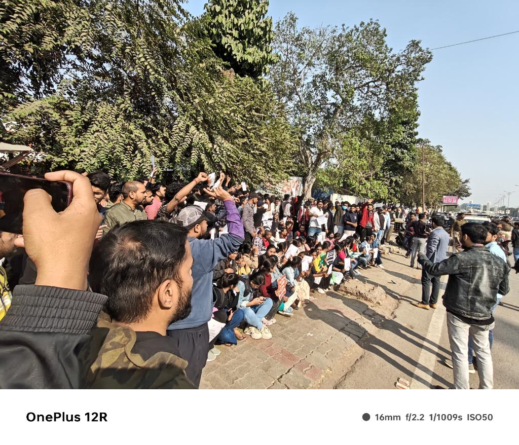 कुछ शिक्षकों ने आज के आंदोलन को दिग्भ्रमित  करने का कार्य किया।बच्चों को बांट दिये हैं आधे बच्चों  को लेकर गर्दनीबाग चले गए और आधे बच्चे BPSC Office पास हैं।
#BPSC #bpsc70th #BPSC_70th  #no_normalization_in_bpsc #70thBPSC  #one_shift_one_paper