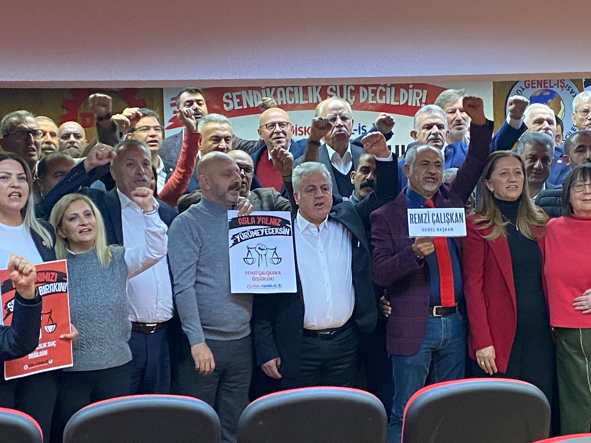 BirlesikMetal's tweet photo. Ankara'da Genel-İş Başkanlar Kurulu öncesinde yapılan basın toplantısından...

"Sendikacılık suç değildir! Tutuklanan sendikacılar serbest bırakılsın!"

#HukuksuzluğaBoyunEğmeyiz https://t.co/HoETA1aO7p