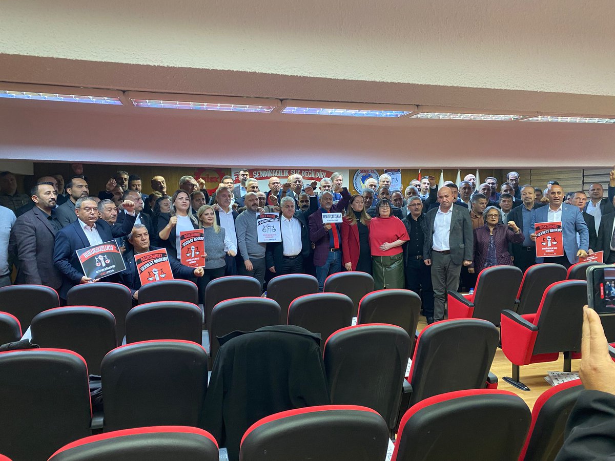 BirlesikMetal's tweet photo. Ankara'da Genel-İş Başkanlar Kurulu öncesinde yapılan basın toplantısından...

"Sendikacılık suç değildir! Tutuklanan sendikacılar serbest bırakılsın!"

#HukuksuzluğaBoyunEğmeyiz https://t.co/HoETA1aO7p