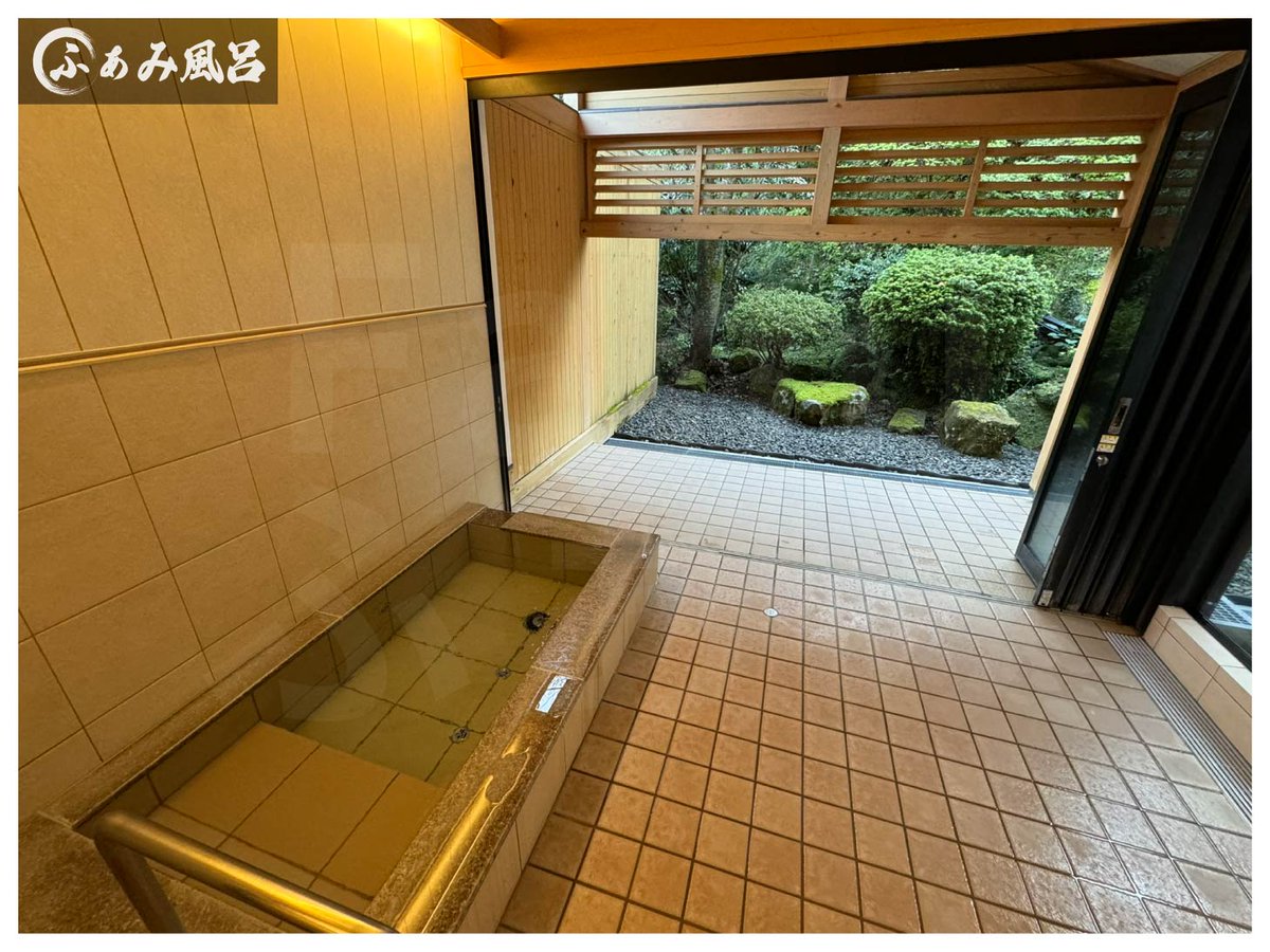 FamiFamiJp's tweet photo. 【佐賀県武雄市の家族風呂】          
武雄温泉　柄崎亭の湯に行ってきました♨️
https://t.co/CalZDL9MyU

国指定重要文化財　楼門の敷地内にある家族風呂♪ 半露天で庭の景色が◎内湯にもでき冬も快適！濃い温泉で肌すべすべ(*'▽')受付の対応も丁寧♪

日帰り貸切温泉 https://t.co/4XTCww3HNJ