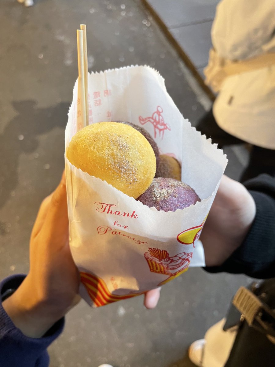 대만 야시장에 가면 꼬옥.. 띠과쵸 (고구마볼)에 매실가루를 추가해서 젤 먼저 웰컴 푸드로 드셔주시면 되… 이걸 일단 입에 넣고 씹으면서 담엔 뭐 먹을지 탐색하는게 야시장 행동 수칙이야..