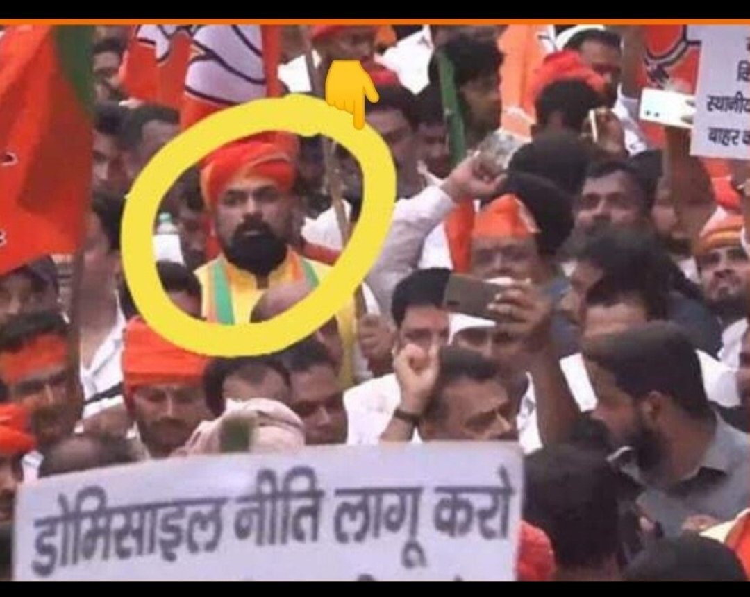 ARPITKU05753026's tweet image. ये मुरेठा धारी  जब विरोधी दल के थे तो फोटो खिंचवाने बहुत जल्द आ जाते थे,
लेकिन अब ये उपमुख्यमंत्री की कुर्सी पर बैठे हुए है।
आज छात्र पर इसकी पुलिस लाठी बरसा रही है।
और ये चुप है,क्योंकि इनको निर्णय लेने आता ही नही है, बस नाम के लिए कुर्सी पर बैठे हुए है।
#bpsc_No_Normalisation