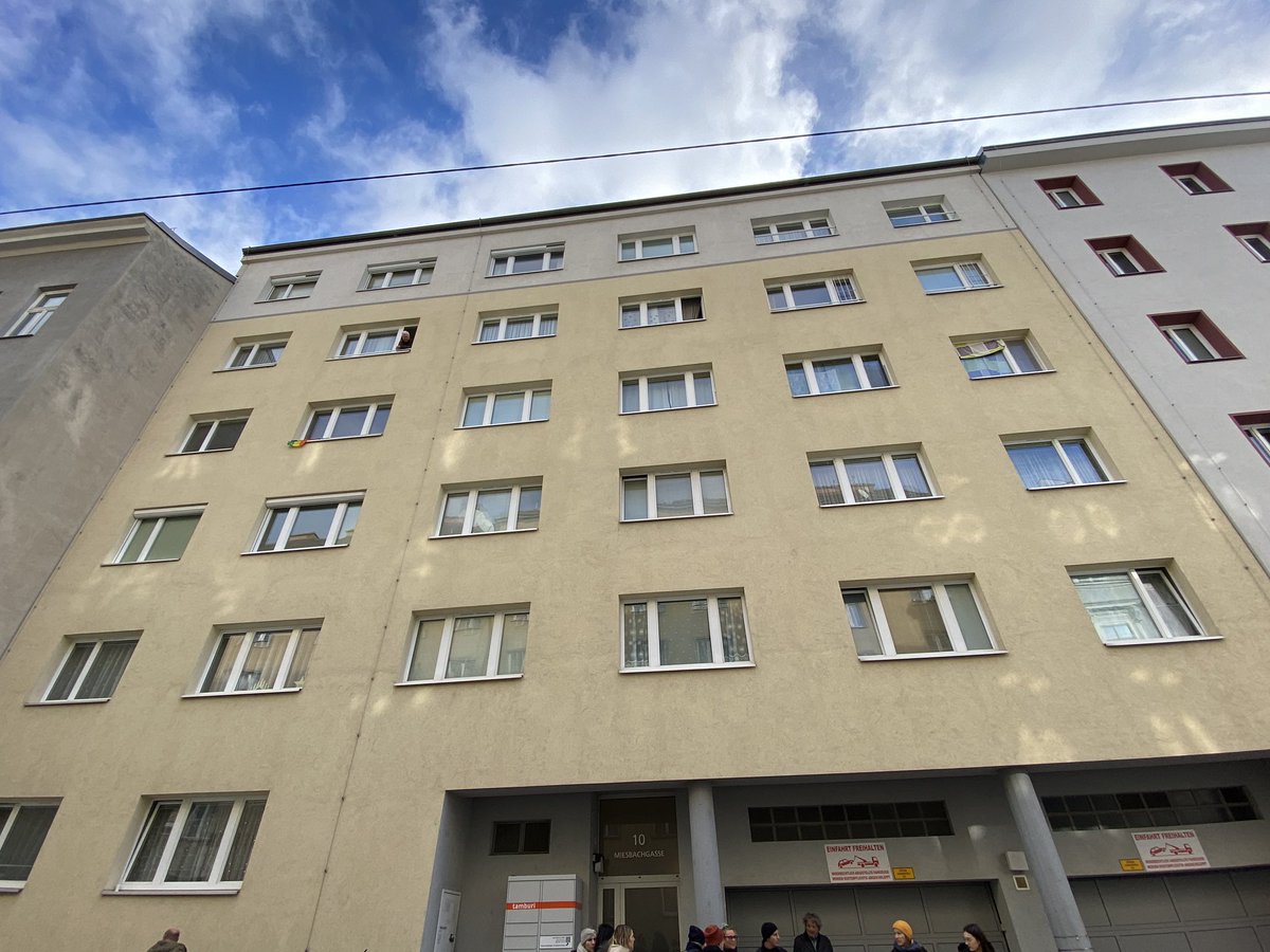 Geek_o_thermal's tweet photo. Wenn sich ein großer Bauträger wie die #Sozialbau für die #Wärmewende stark macht, dann geht was weiter! Sehr beeindruckende Führung von @ErnstBach in der #Miesbachgasse, wo eine zentrale Wärmeversorgung in einem 1960er-Bau mit Luft-WP und bald mit #Geothermie umgesetzt wurde! 👏 https://t.co/2SDsBsomPD