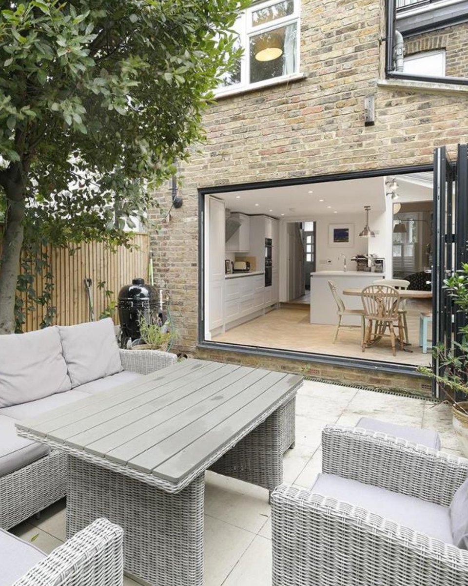 LawsonRutter's tweet photo. It's going to look a little different in here this morning as its completion day for this beautiful four bedroom house over on Beryl Road, Hammersmith. Congratulations all 🏡🤝🥂

#movingday #movinghome #newhome #hammersmith #londonhomes #londoninteriors https://t.co/dAi8WnUkqX
