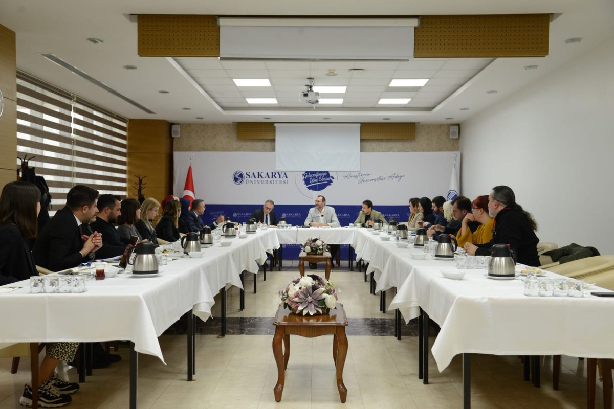 sakaryamem's tweet photo. Sakarya Üniversitesinin idari ve akademik temsilcileriyle müdürlüğümüz Ar-Ge ekibi eğitim ve sosyal sorumluluk alanlarında yeni projeler geliştirmek hedefiyle toplantı gerçekleştirdi.
Toplantıya Sakarya Üniversitesi Rektör Yardımcısı Prof.Dr.Özer Köseoğlu, Eğitim Fakültesi Dekanı Prof.Dr.Hüseyin Çalışkan, İl Millî Eğitim Müdür Yardımcımız Atalay Gürbüz, Şube Müdürümüz Özcan Erşen, Ar-Ge ve Özel Büro birimlerimizdeki koordinatör öğretmenlerimiz katılım sağladı.

@tcmeb
@Yusuf__Tekin
@dogan_rahmi