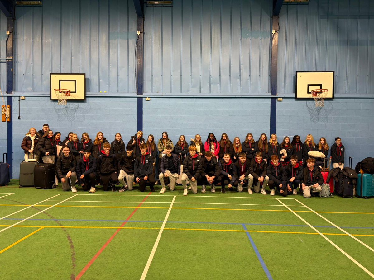 StaffordGrammar's tweet photo. The Year 10 and 11 Paris trip is safely on its way. Bon voyage! #SGSMFL #SGSDifference https://t.co/ltIgSIQy0J