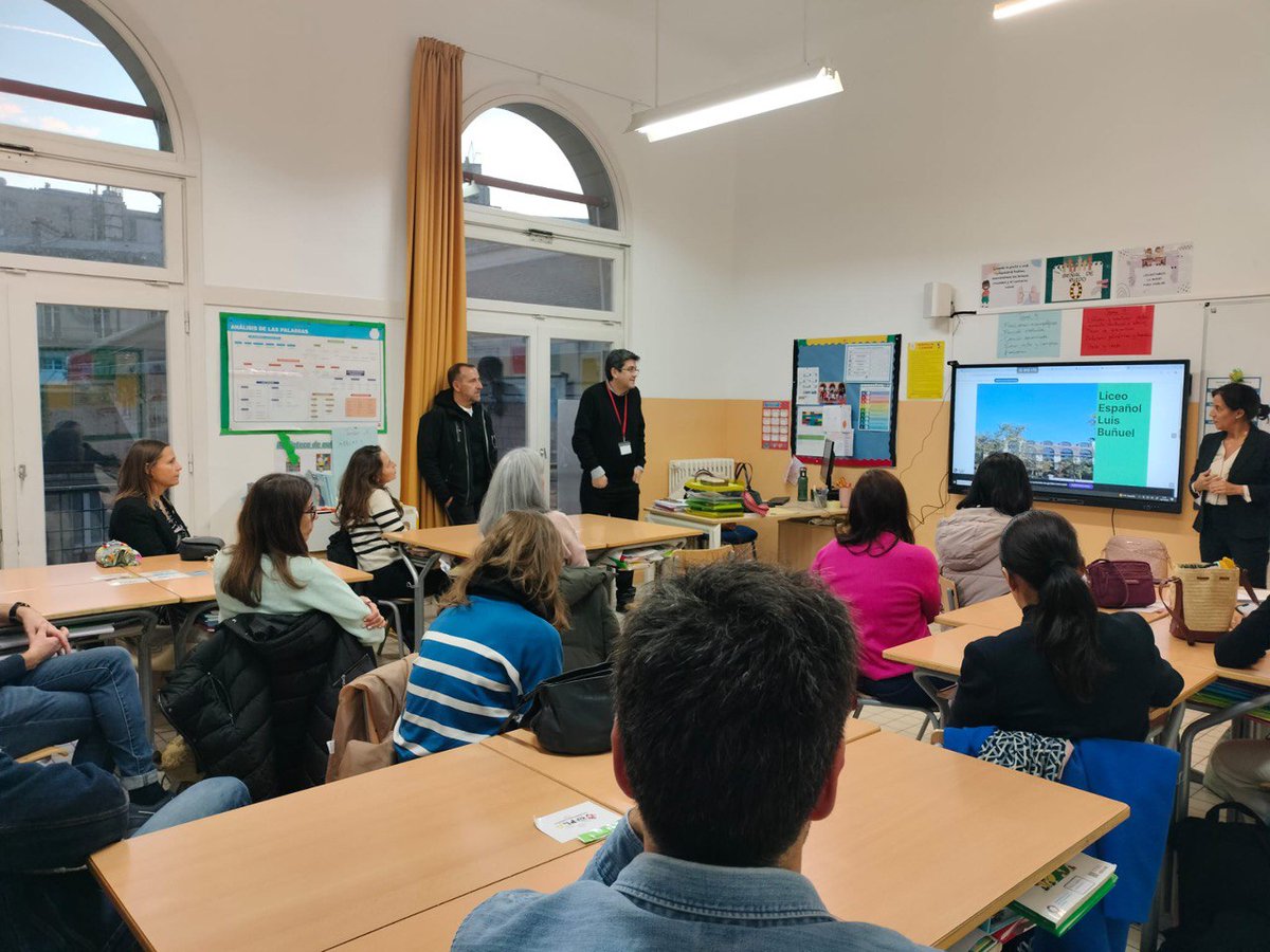 fgl_paris's tweet photo. Dentro del programa de transición de Primaria y Secundaria, se han realizado dos charlas para alumnado de 6°, y para las familias de 5° y 6°, por parte del Director del Liceo Español en París, Santiago Rodríguez, y nuestra orientadora, Silvia Elices. 
@AccEducativaExt
@liceo_luis https://t.co/LSh3po8vgm