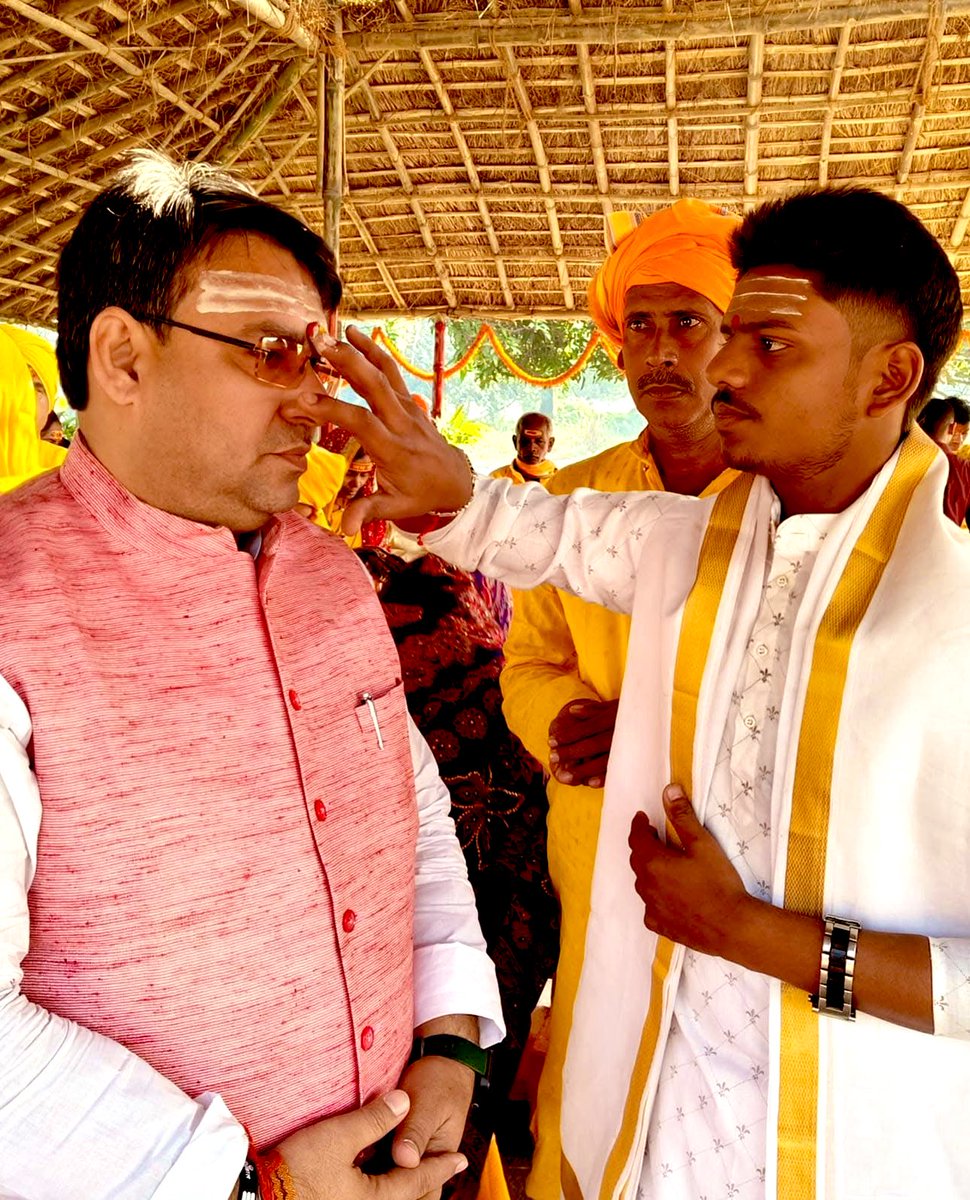 ManjeetJDUbihar's tweet photo. सिधवलिया (ब्रजकिशोर हाल्ट) स्थित पावन शिव मंदिर में पूजा अर्चना कर कलश यात्रा में सम्मिलित होने का सौभाग्य प्राप्त हुआ । 

हर हर महादेव 🙏🏾 https://t.co/uJrNxPYV69