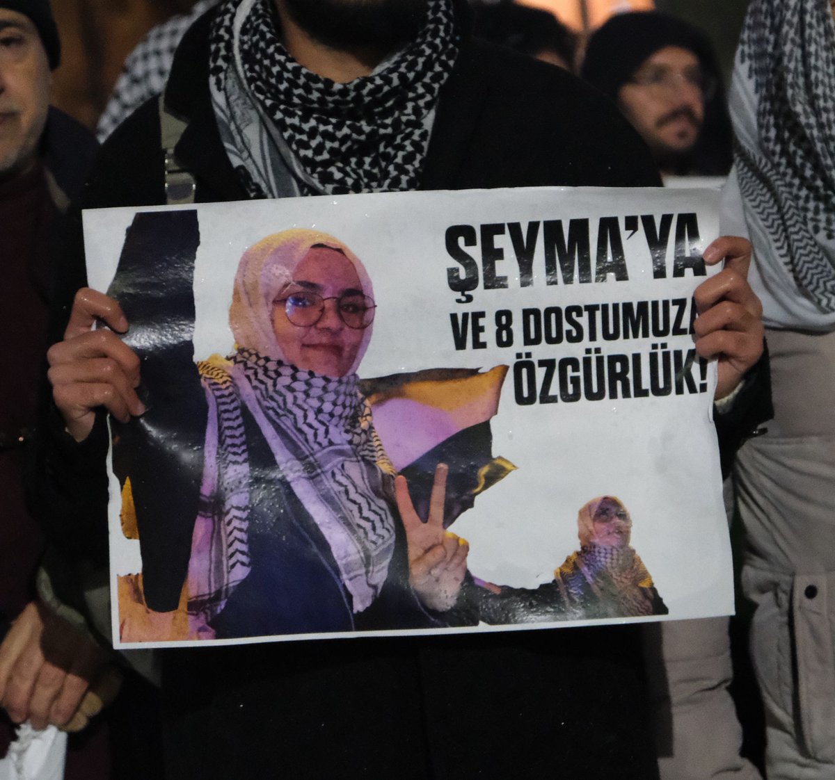 Avukatlarımız bu hukuksuz karara itirazlarını yaptı, bugün sonuçlanmasını bekliyorlar. 

Herkesi Filistin dostlarına özgürlük sesini ve haklı taleplerini yükseltmeye çağırıyoruz. Soykırım vanaları kapatılsın Şeyma ve sekiz arkadaşımız derhal serbest bırakılsın!