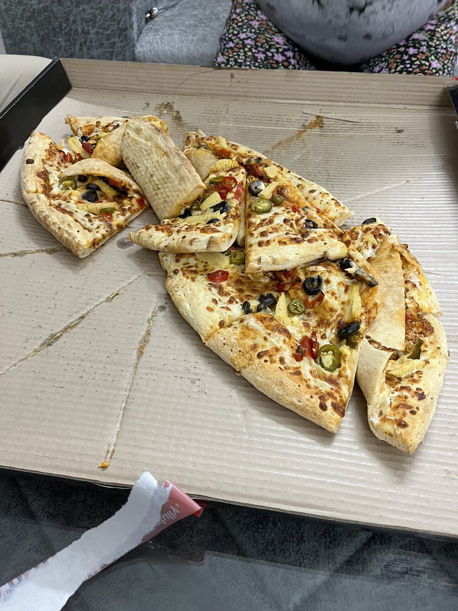 Divukataria's tweet photo. Ordered an XL pizza for guests, and Swiggy delivered this mess. Spent 40+ mins with their useless customer care, told to email and wait 24 hrs. Days later, they reject the image as ‘unclear.’ My money’s gone, dinner ruined, and I was humiliated in front of guests. @SwiggyCares https://t.co/60RCDAg6vB