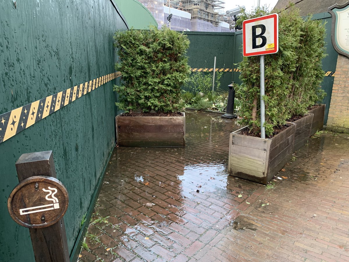 Coshira_'s tweet photo. Als je hier wilt roken dan zijn waterdichte schoenen handig
#Efteling #Rookzone https://t.co/NTfJ8uQ7ui