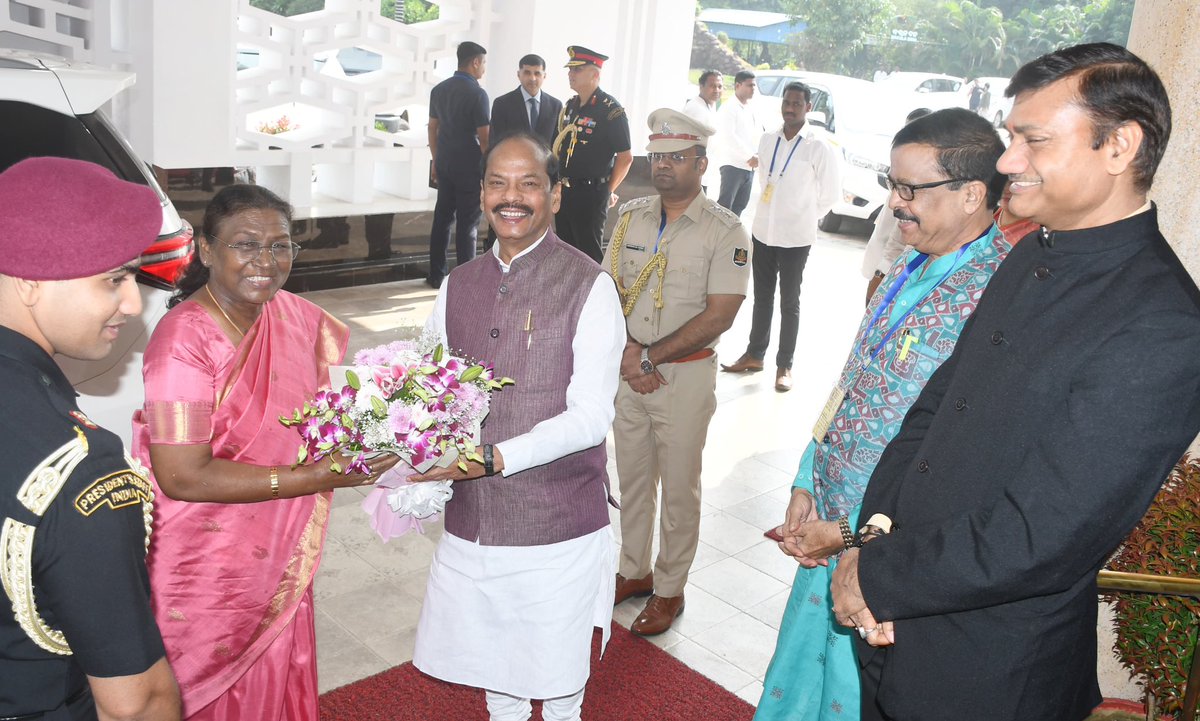 राजभवन भुवनेश्वर में माननीय राष्ट्रपति श्रीमती द्रौपदी मुर्मू जी का स्वागत किया।

<a href="/rashtrapatibhvn/">President of India</a>