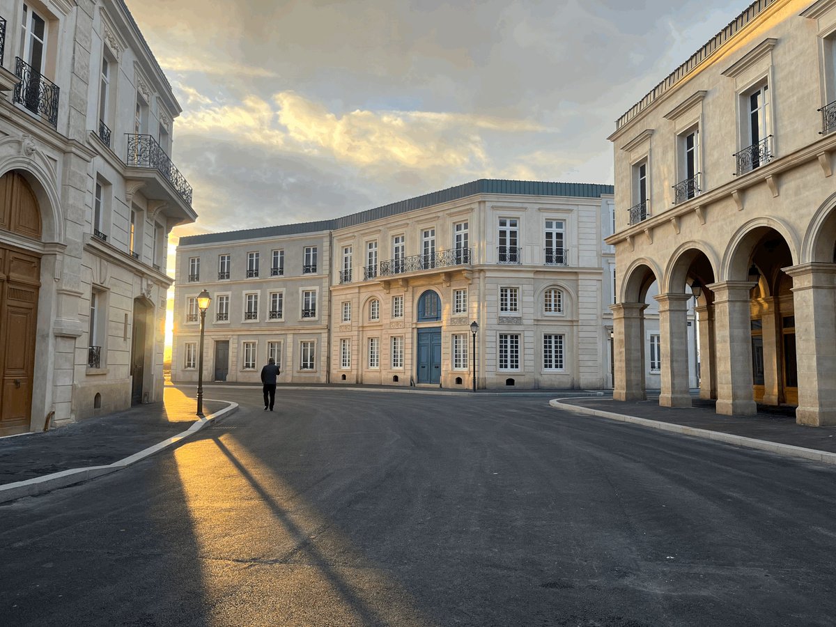 LeCNC's tweet photo. Rues de Paris : à la découverte du premier backlot de France
La Ville Lumière comme si vous y étiez. C’est le pari  accompli par la société TSF qui a sorti de terre des décors parisiens permanents, à deux pas de Coulommiers, en Seine-et-Marne.
https://t.co/piQqHG5za4
#France2030 https://t.co/nGmNCn4EzQ
