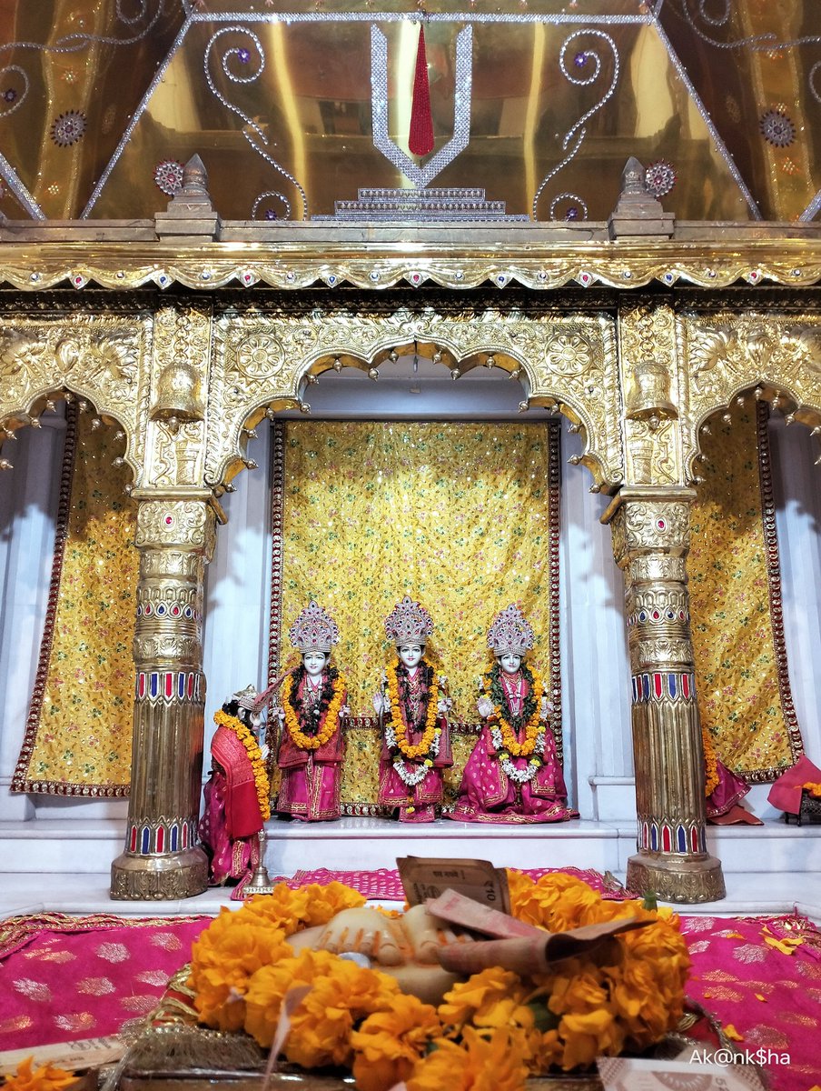 Wanheda97531's tweet photo. भगवान श्री राम और जनक नंदनी जानकी जी के विवाह (पंचमी) पर भक्तो को हार्दिक शुभकामनाएं 🙌
सीता राम सीता राम सीता राम कहिए।
जाहि विधि राखिए राम ताहि विधि रहीए।।
मुख पे है सीता राम, राम ध्वजा हाथ में।
तु अकेला नही प्यारे,राम तेरे साथ में।
#सीताराम #sitaram #rajaram #jaibhawani https://t.co/FzlBtV7zXD