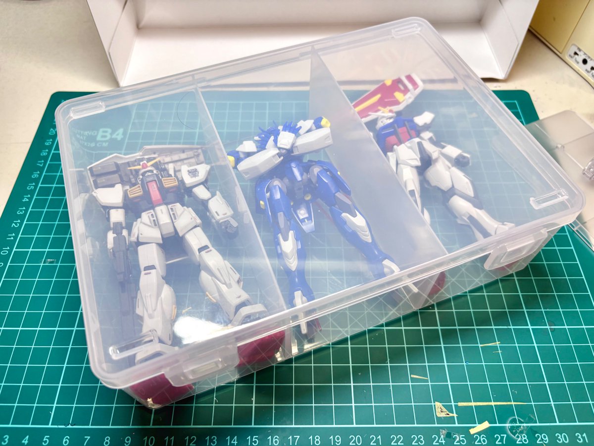 本日の戦利品、山田化学の新商品「SIKIRI 3V深型」 1/144のガンプラの