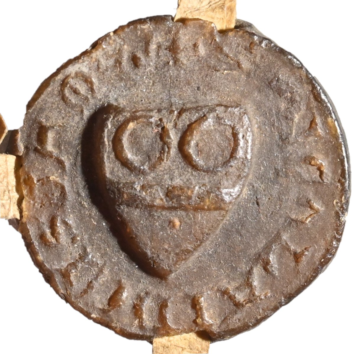 #LesArmoiriesDuVendredi fêtent la Saint-Nicolas ! On a reçu 2 clémentines 🍊🍊et une barre de chocolat 🍫 sur ce sceau de Claus Stameler (écu à une divise à 2 annelets en chef). ☺️

sigilla.irht.cnrs.fr/223199