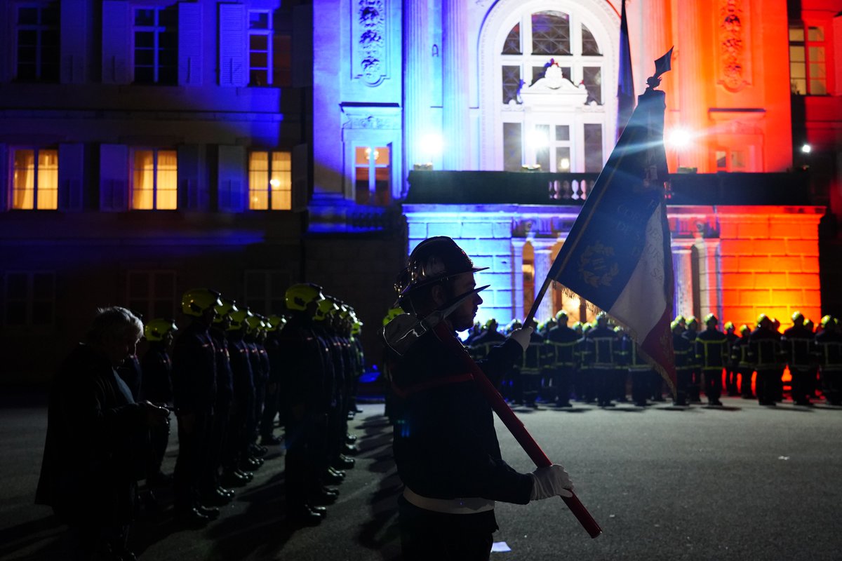 👩‍🚒 #Cérémonie l À l’occasion de la Sainte-Barbe, patronne des sapeurs-pompiers, François Ravier, préfet de la Savoie, a salué le travail et l’engagement des femmes et des hommes mobilisés au quotidien pour porter secours à chacun.

🎖️ Pendant la cérémonie, 3 membres du