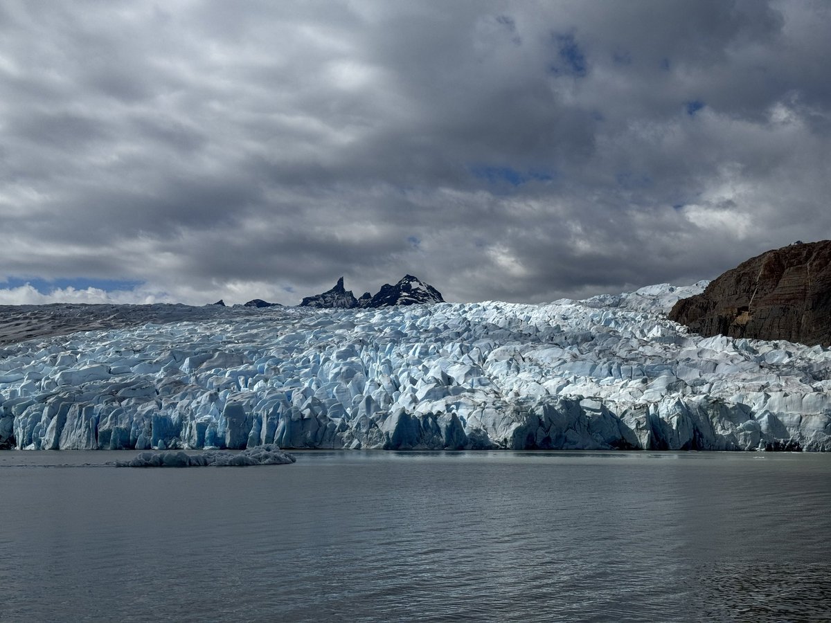 SimonRamosMe's tweet photo. Día 6

Comenzamos el día descansando y tuvimos por la tarde paseo en catamaran por Lago Grey y el glaciar por el fondo. 
Hoy madrugamos para hacer el intento a la Base de las Torres. https://t.co/0p7mdagzc6