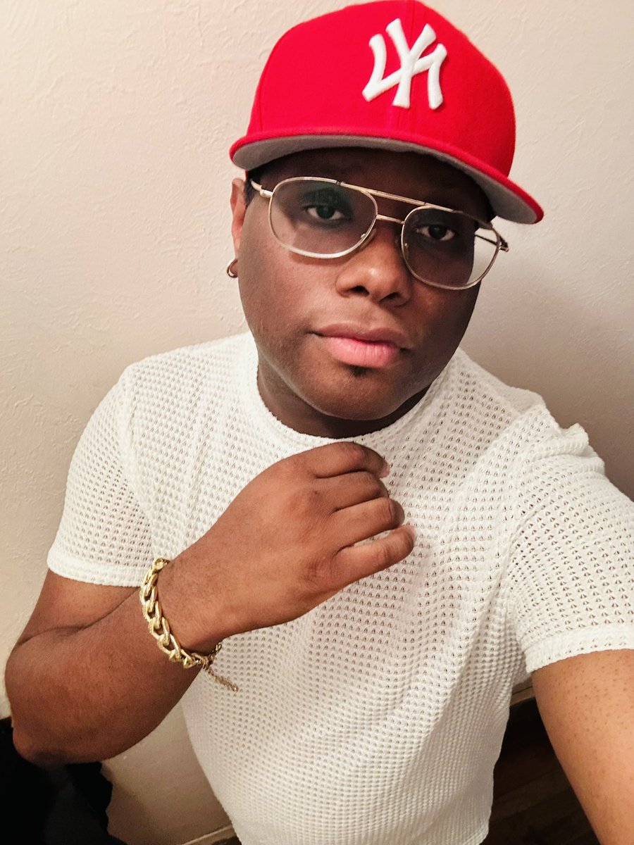 Someone once told me that I wa ugly, fat and would never be his type. Now he has to look at how pretty I am while he has to show how good he sucks dick to even get a dm back 😂