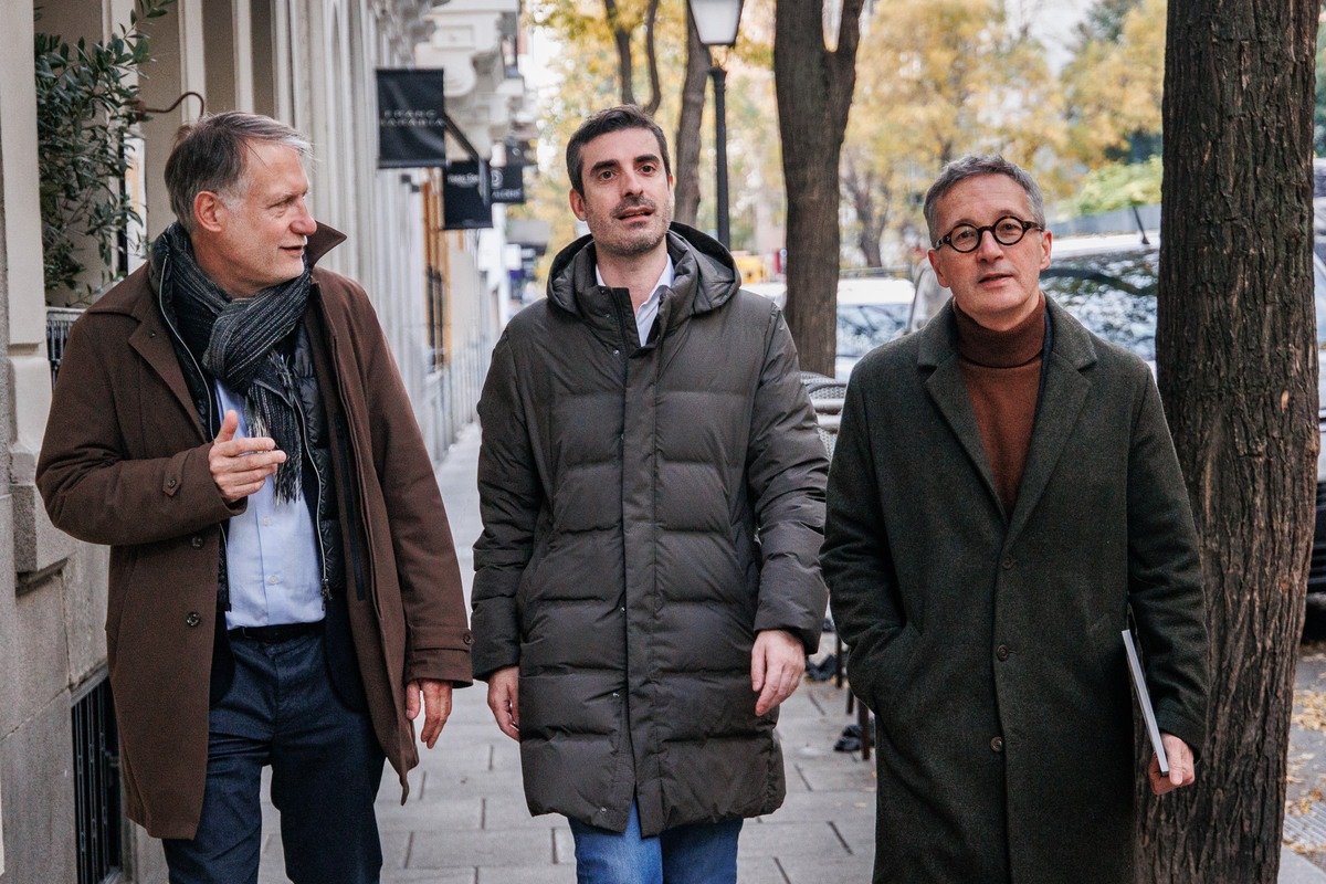 Cluster17_es's tweet photo. "La alianza hispanofrancesa que está mejorando la demoscopia en Europa".

📰 @a_publica aborda la incorporación de José María Lassalle y @kanciller a Cluster17 España.
https://t.co/p1hGVqWuEz https://t.co/sOGz2EgZLC