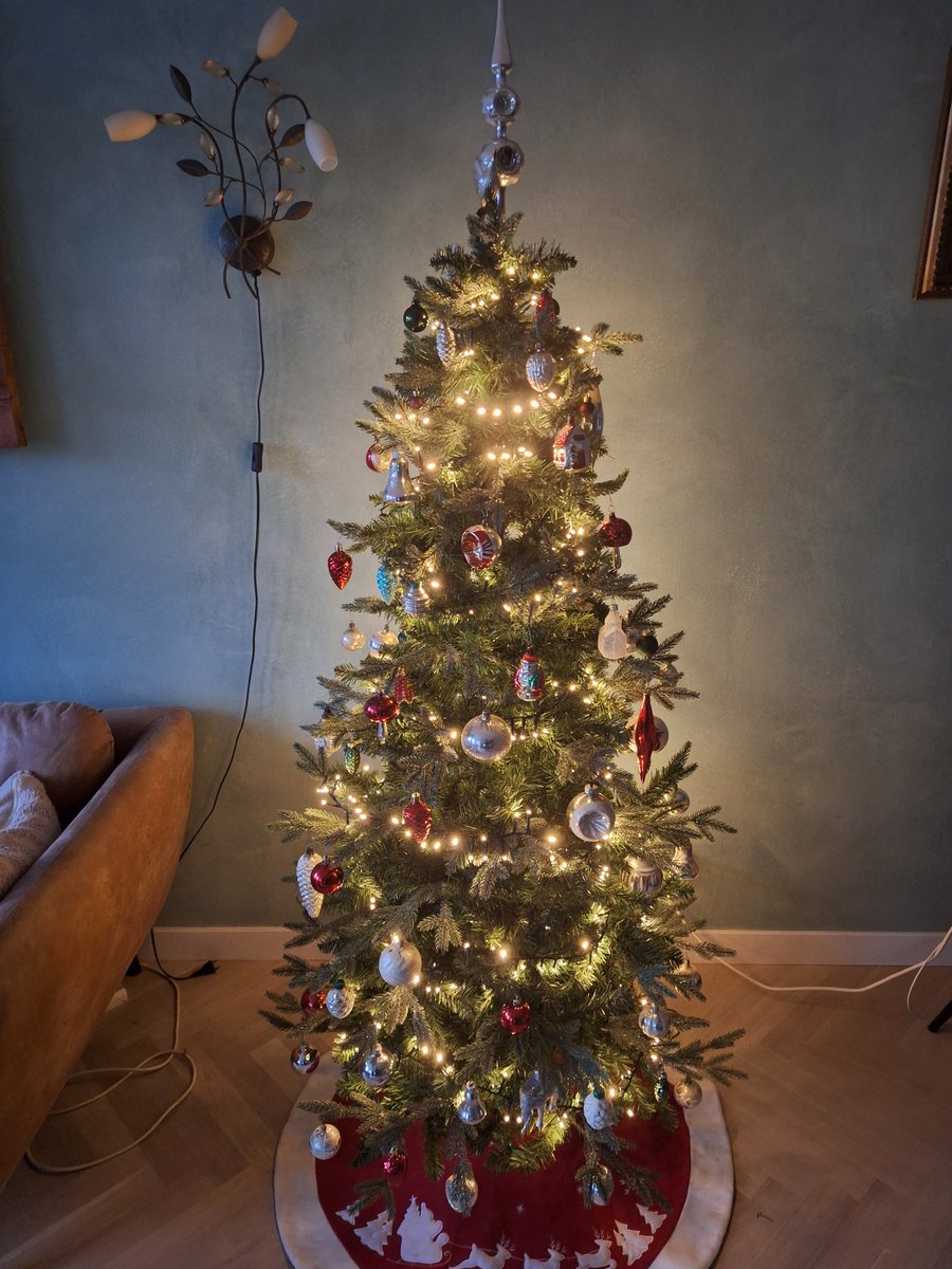 StoopBram's tweet photo. De kerstboom staat in huize Stoop. En zoals jaarlijkse traditie is heb ik ook nu de piek erop gezet. #feestvanverbinding https://t.co/hiNsyXzZmW
