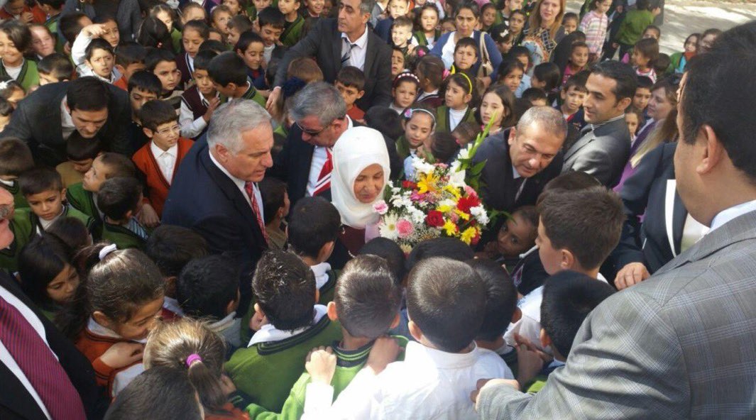 78 yaşındaki Melek İpek’e hayırsever olmanın, insanlara iyilikte bulunmanın bedeli ödetiliyor..!

7 yıl 6 ay hapis cezasına çarptırılan İpek, 9 Kasım 2024'ten beri cezaevinde.

<a href="/albayrak_kemal/">Kemal Albayrak</a>