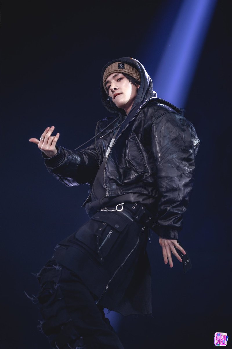 15ARCHIVEz's tweet photo. gesturing the camera to come closer 😮‍💨 so hot for this!

#제이크 #JAKE #ENHYPEN https://t.co/Z6i2KkSTAu