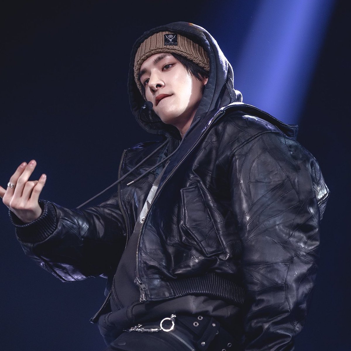 gesturing the camera to come closer 😮‍💨 so hot for this!

#제이크 #JAKE #ENHYPEN