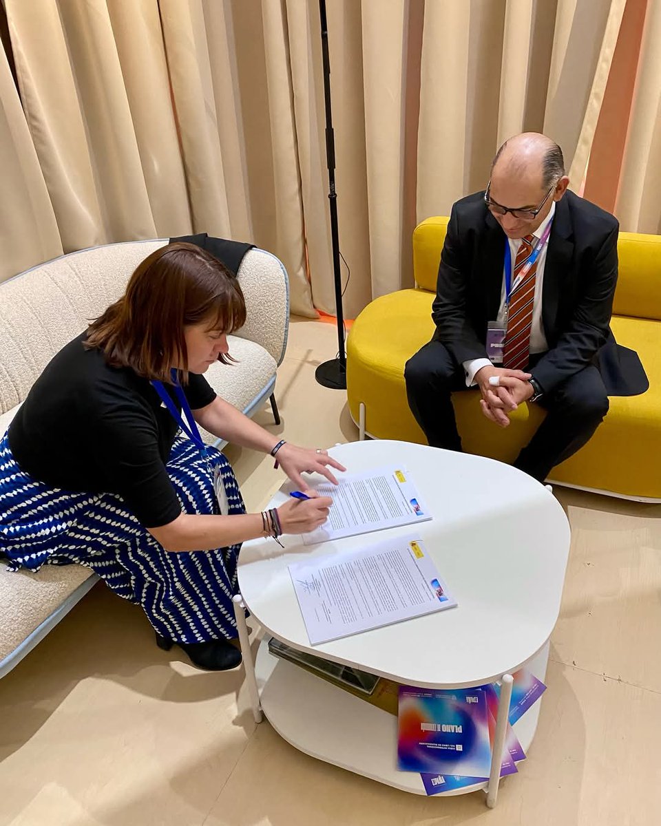 📚🤝 Donamos los libros de la exposición bibliográfica del Pabellón de <a href="/espanafil/">España FIL Guadalajara</a> al Servicio de Bibliotecas de la <a href="/udg_oficial/">Universidad de Guadalajara</a>

La directora general de <a href="/librolecturagob/">DG del Libro, del Cómic y de la Lectura</a> ha firmado en la <a href="/FILGuadalajara/">FIL Guadalajara</a> el acto de donación de 6️⃣5️⃣0️⃣ libros y revistas culturales.