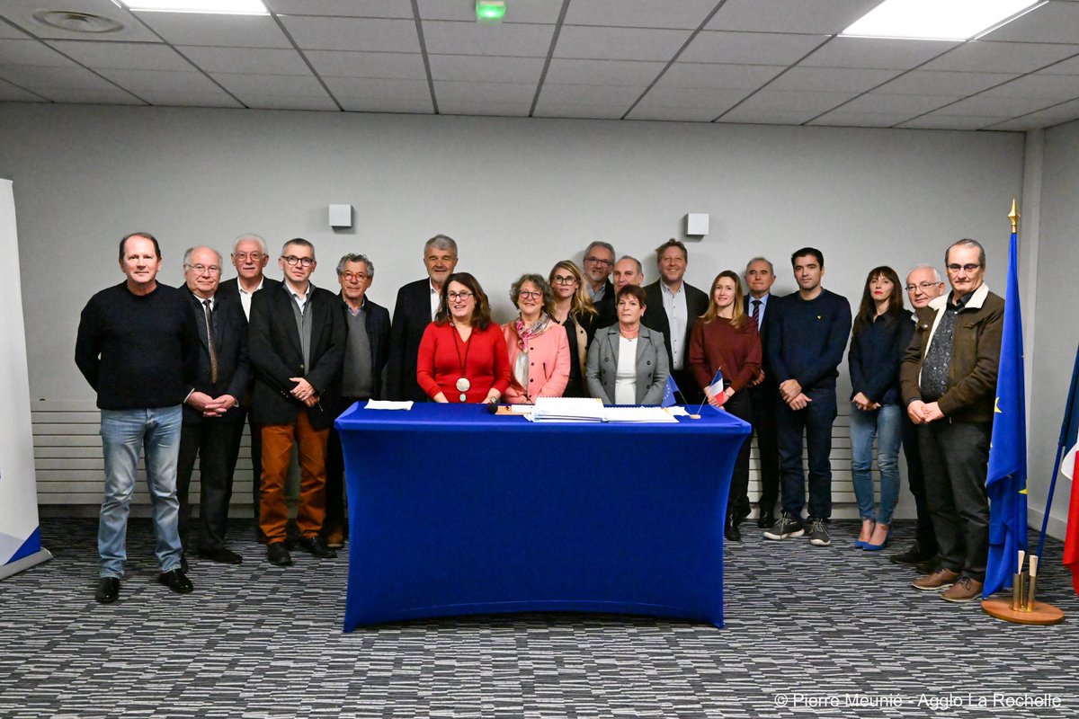 Le 5 décembre, l'Agglo de #LaRochelle a signé la Charte européenne pour l'égalité des femmes et des hommes dans la vie locale ! Un engagement fort pour l'égalité des sexes à l'échelle locale. 💪 #Égalité #FemmesEtHommes #LaRochelle

📷Pierre Meunié - Agglo La Rochelle