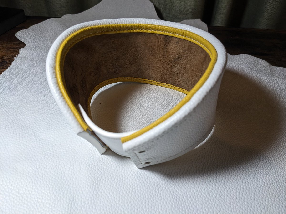 Surface: cow
Inside: slink
Lining: goat
Hardware: marine grade
Locking: screws
