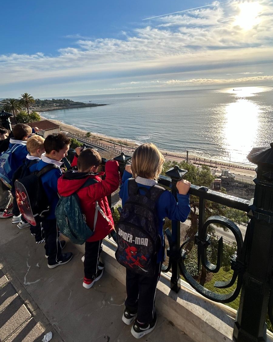 LestonnacTgn's tweet photo. La cultura és fonamental en el desenvolupament d'un infant 🎭. És important que, des de ben petits, els nens es familiaritzin amb activitats artístiques 🎨, visites a museus 🏛️ i altres experiències culturals 📚.

#cultura #sortides #experiencies #lestonnactgn #tarragona https://t.co/cxCpNAZt8S