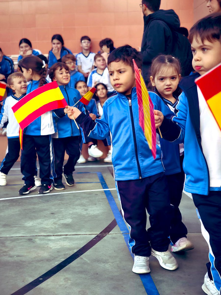 LaGoletaColegio's tweet photo. #Constitución🇪🇸 

En el día del 46 aniversario de la Constitución española os dejamos algunas imágenes de la celebración colegial de ayer 👏🏻👏🏻

Feliz día de la Constitución a todos‼️

#SomosGoleta💙
#EducacionVicenciana
#ColegiosHHCC
@cevhcsur 
@AMPALaGoletaMLG https://t.co/Z8wPDlyY6P