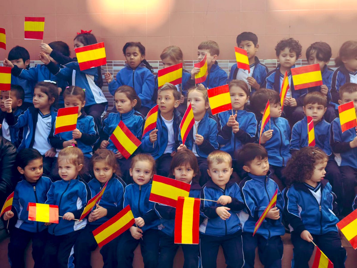 LaGoletaColegio's tweet photo. #Constitución🇪🇸 

En el día del 46 aniversario de la Constitución española os dejamos algunas imágenes de la celebración colegial de ayer 👏🏻👏🏻

Feliz día de la Constitución a todos‼️

#SomosGoleta💙
#EducacionVicenciana
#ColegiosHHCC
@cevhcsur 
@AMPALaGoletaMLG https://t.co/Z8wPDlyY6P