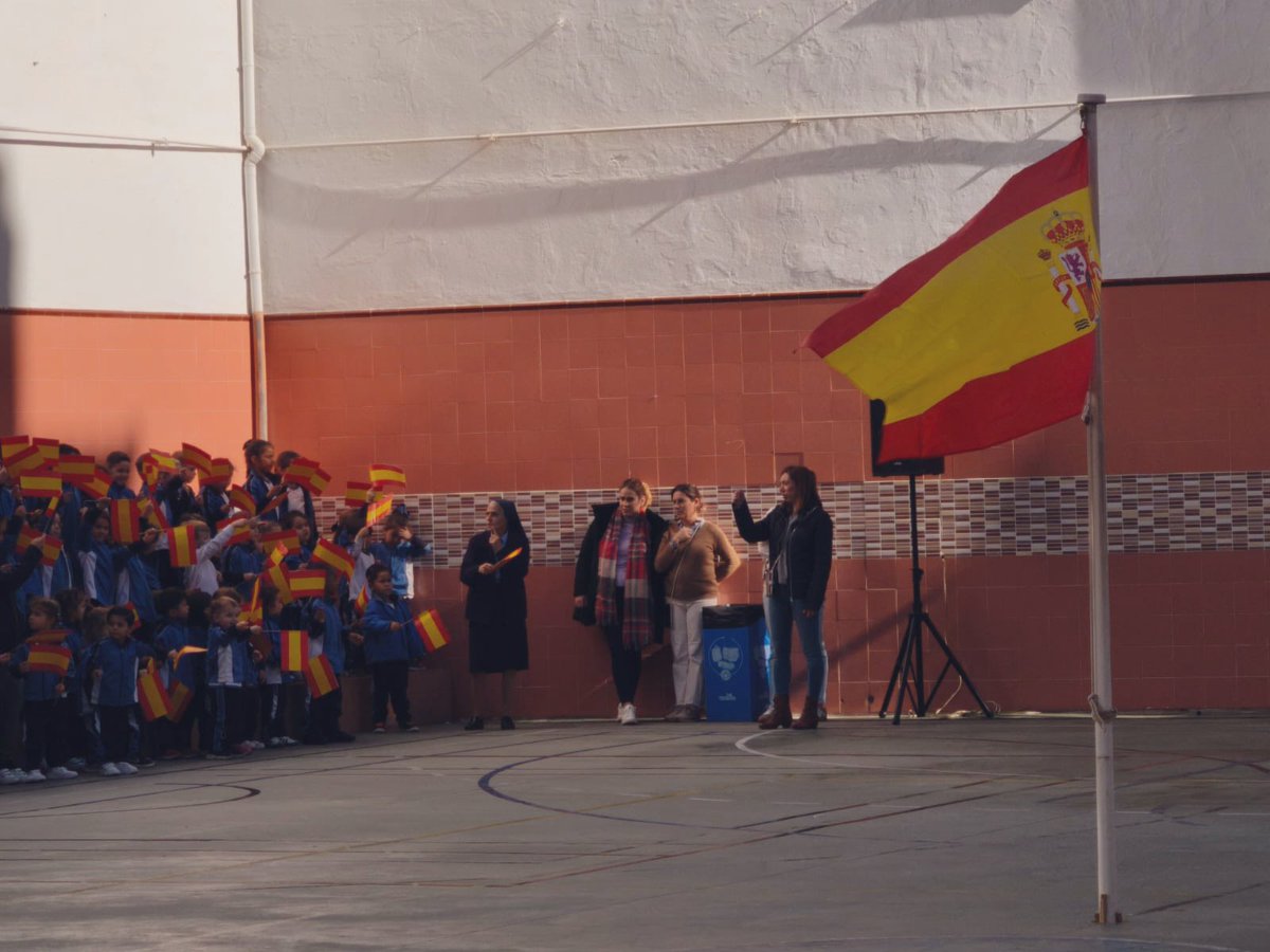 LaGoletaColegio's tweet photo. #Constitución🇪🇸 

En el día del 46 aniversario de la Constitución española os dejamos algunas imágenes de la celebración colegial de ayer 👏🏻👏🏻

Feliz día de la Constitución a todos‼️

#SomosGoleta💙
#EducacionVicenciana
#ColegiosHHCC
@cevhcsur 
@AMPALaGoletaMLG https://t.co/Z8wPDlyY6P